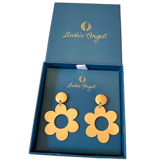 Darbie Ángell  Matte Gold Toned Flower Earrings. - Picture 6 of 7